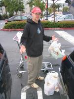 001 loading groceries into the car 20040829.jpg - 2004:08:29 06:05:14